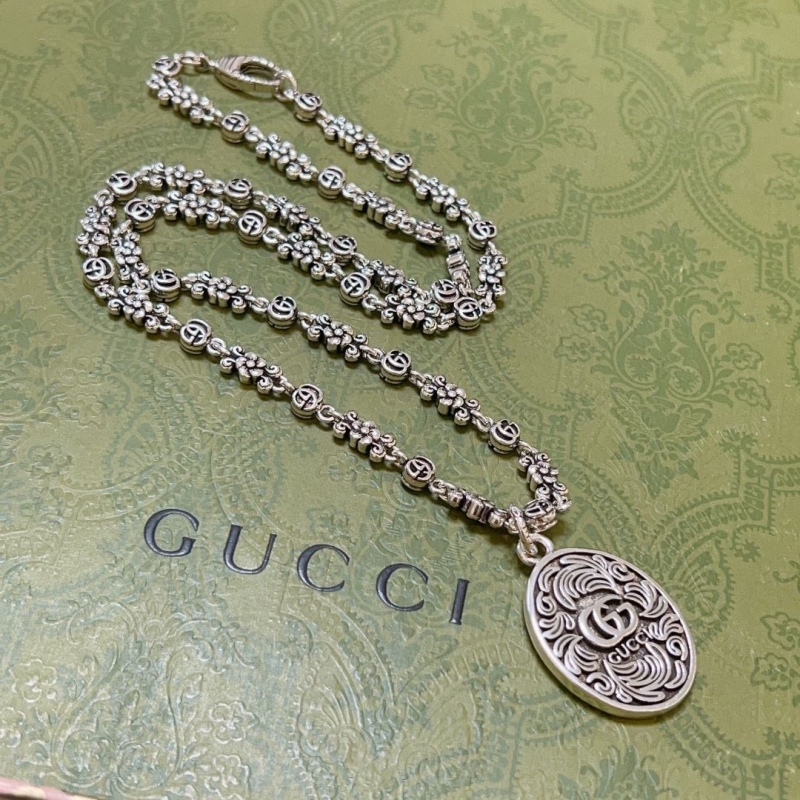 G*u*i necklaces